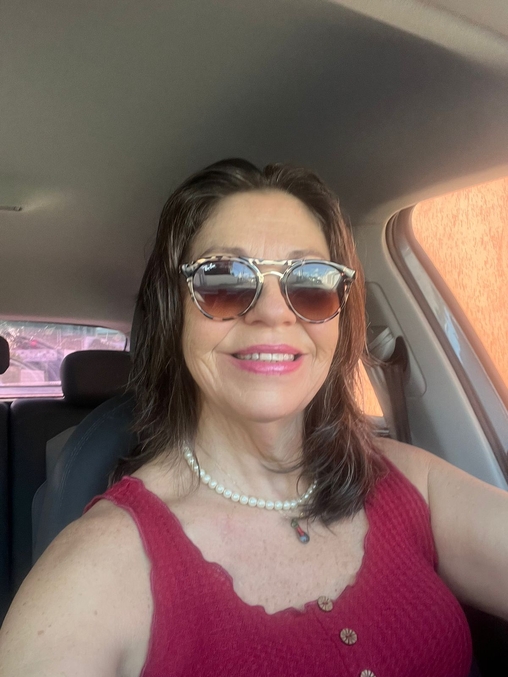 Aos 62 anos, ela celebra a vida e a cura do câncer de mama