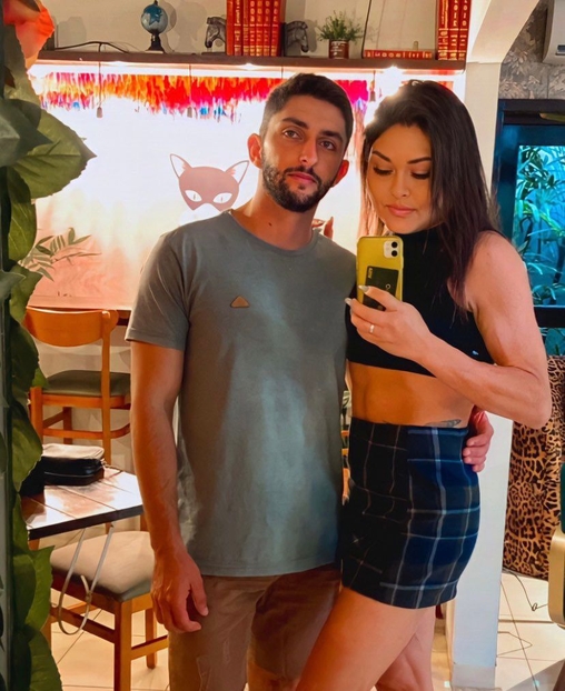 Priscila ao lado do marido, Felipe.