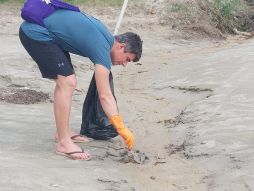 Atleta amador Flávio Antunes participa de mutirão de coleta de lixo na Praia de Bora Bora, em São Sebastião, no litoral de São Paulo