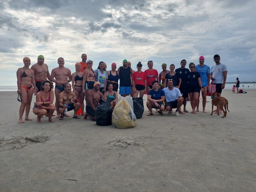 Atletas voluntários participam de mutirão de coleta de lixo na Praia de Bora Bora, em São Sebastião, no litoral de São Paulo.