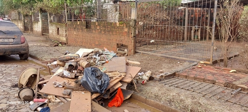 Seu filho n&atilde;o queria que ela visse o estado da casa ap&oacute;s a enchente e resolveu, ele mesmo, fazer a limpeza para a m&atilde;e. "Era muito triste olhar", conta Marilda.