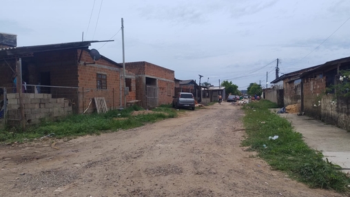 No bairro Santos Dumont, moradores ouvidos pelo Terra contam que h&aacute; poucos enfeites de Natal espalhados pelas casas. O que h&aacute; &eacute; lixo espalhado pelas ruas, casas comprometidas e um processo de recome&ccedil;o, pouco a pouco