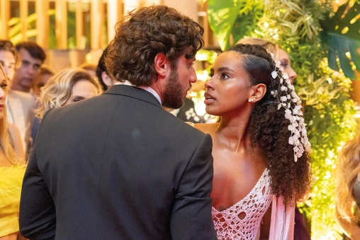GABZ e Chay Suede em cena da novela Mania de Você
