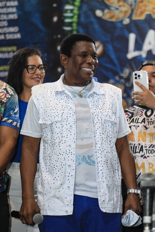 Neguinho da Beija-Flor é homenageado e vai às lágrimas durante despedida na quadra da escola