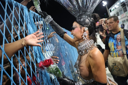 Sabrina Sato brilha em último ensaio técnico da Vila Isabel