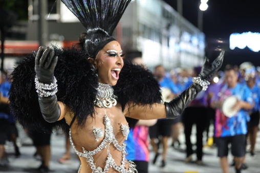 Sabrina Sato brilha em último ensaio técnico