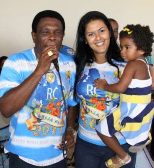 Neguinho da Beija-Flor com a família
