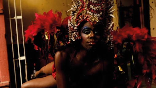 &ldquo;Madame Sat&atilde;&rdquo;, seu primeiro longa, catapultou a carreira de L&aacute;zaro Ramos no in&iacute;cio do s&eacute;culo e colocou Karim na primeira prateleira dos cineastas da retomada: em cena, o personagem marginal do qual todos fugiam na vida real