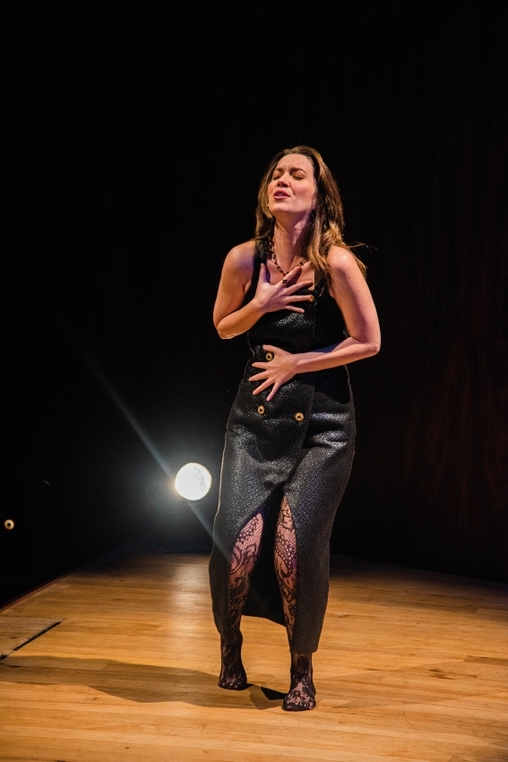 Nathalia Dill em cena da peça Três Mulheres Altas