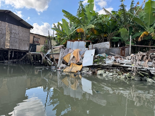 Região não tem saneamento básico e todo tipo de lixo é descartado no rio; moradores também citam necessidade de conscientização