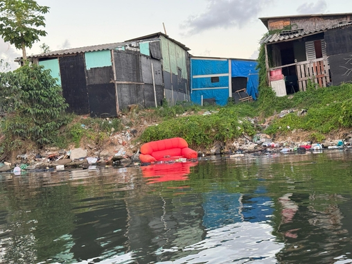 Sofá foi visto descartado na água de região do rio 