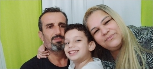 Fernanda Giçi ao lado do marido, Midhat, e do filho, Yusuf