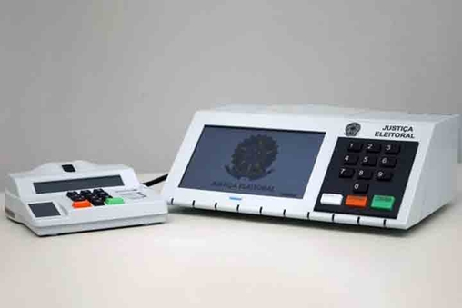 Atualmente, cerca de 46 países adotam sistemas similares, segundo o Instituto Internacional IDEA, consolidando a urna eletrônica como uma inovação brasileira reconhecida mundialmente.