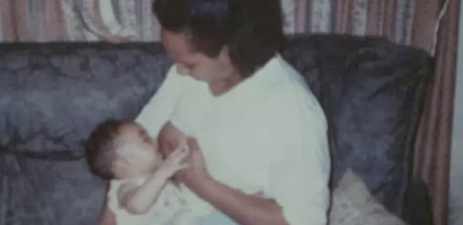 Zeni amamentando Stephany 