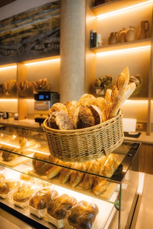Detalhes da panificação de Charlô: pães variados, mil folhas e doces inesquecíveis
