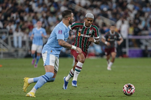 John Kennedy, do Fluminense, tenta arrancada contra o Manchester City