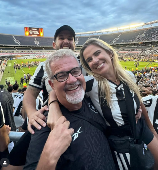 Pedro Certezas com o pai, Jo&atilde;o, e a irm&atilde;, Mariana, na final da Libertadores 2024