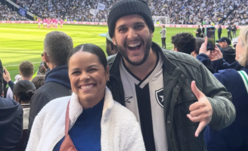 Pedro Certezas e a esposa, Caroline Covinhas, em est&aacute;dio de futebol na Inglaterra