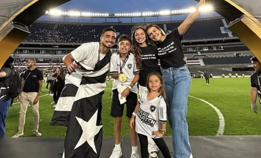 Rafael posa com a fam&iacute;lia ap&oacute;s t&iacute;tulo da Libertadores