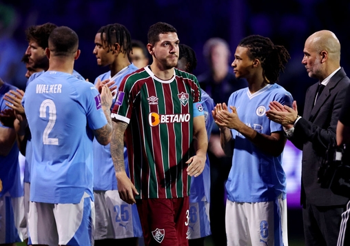 Nino, do Fluminense, é aplaudido por jogadores do Manchester City