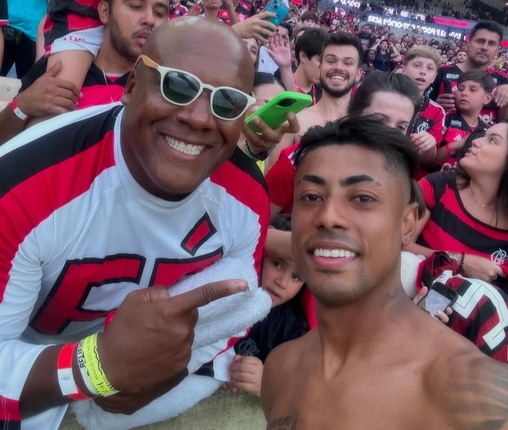 Anjinho Rubro-Negro tira foto com Bruno Henrique, ídolo do Flamengo