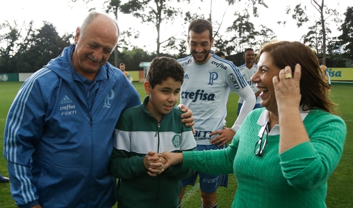 Nickollas Grecco e sua mãe, Silvia, com Felipão em visita ao CT do Palmeiras