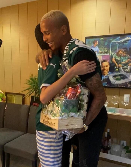 Nickollas recebeu homenagem de Deyverson, ex-jogador do Palmeiras, em sua festa de aniversário