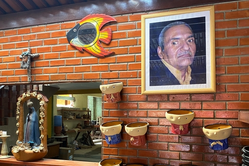 No sal&atilde;o onde as pe&ccedil;as s&atilde;o vendidas, h&aacute; uma grande fotografia de Gonzaga, marido de Terezinha