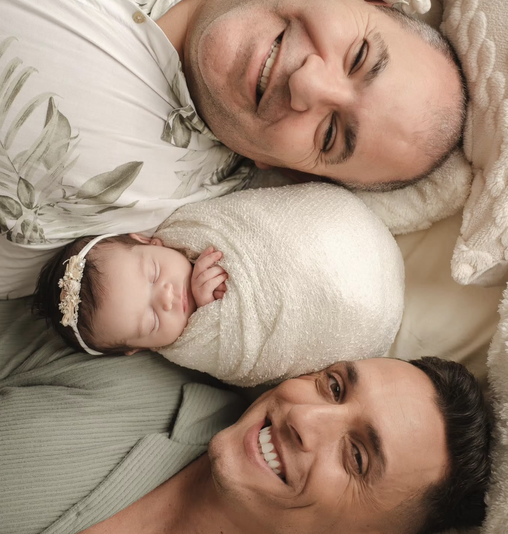 Família posa em ensaio de recém-nascido 