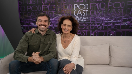Victor Cremasco e Denise Fraga durante o quarto episódio do podcast Futuro Vivo