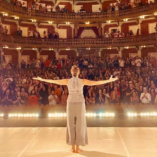 Denise Fraga reflete sobre vício em telas e o papel da arte na 'humanização'