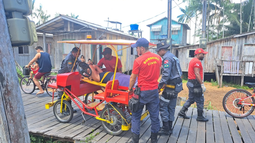Brigadistas prestando socorro por meio do uso da 'bicil&acirc;ncia'