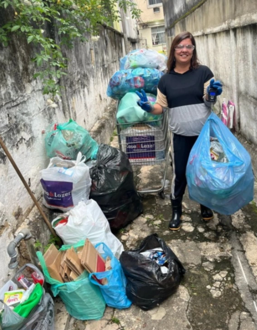 Materiais recicláveis são trocados por produtos de limpeza e geram economia para famílias