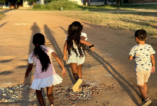 Crianças brincando de pega-pega na aldeia Xokó.