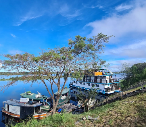 Vista do barco do projeto Doutores das Águas no interior da Amazônia