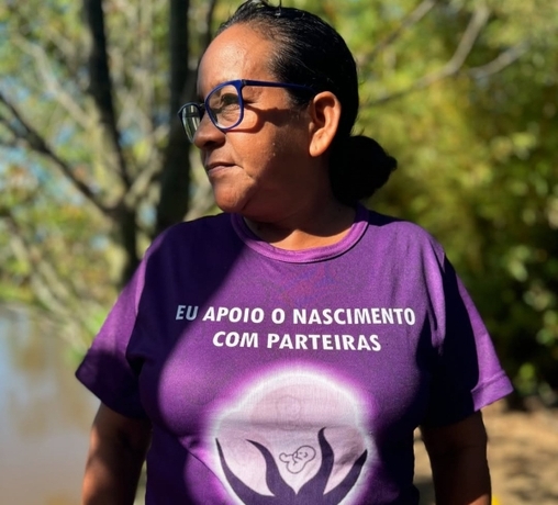 Dores integra o Instituto Mamirauá e a Associação de Parteiras do Amazonas, a qual tem o algodão-roxo como símbolo