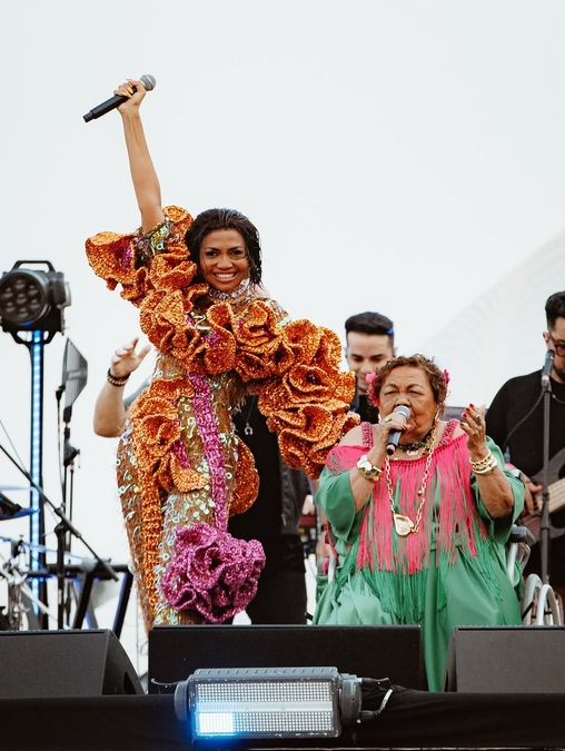 Dona Onete foi atra&ccedil;&atilde;o do 'Amaz&ocirc;nia Live', que ocorreu de um palco flutuante no Guam&aacute;