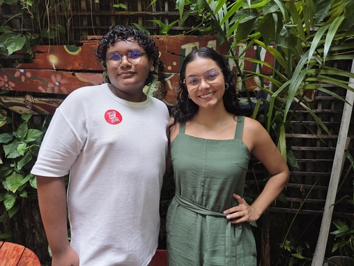 O jovem ativista Esmael Tavares e a cofundadora da COP das Baixadas Ruth Ferreira na sede do Gueto Hub, no bairro do Jurunas