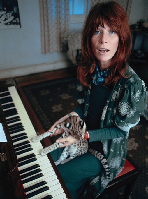 O retrato cl&aacute;ssico de Rita Lee com uma jaguatirica pianista, de 1980