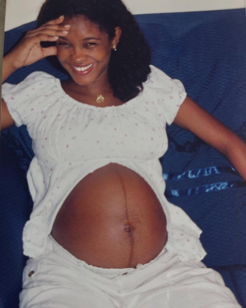 Isabel Fillardis posa com barriga de grávida