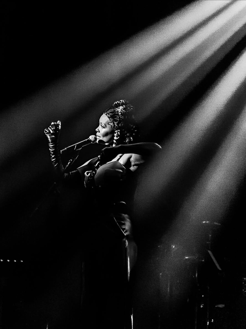 Isabel Fillardis apresentando Pretas do Brasil