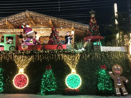 O violinista Paulo Arthur Rodrigues da Cunha, 47 anos, tamb&eacute;m se apresentou em frente &agrave; casa do Papai Noel