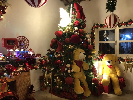 Dentro da casa do Papai Noel, h&aacute; uma &aacute;rvore de Natal que vai at&eacute; o teto