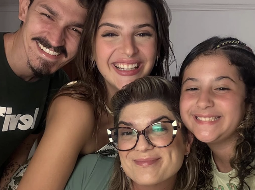 Juliane com a m&atilde;e, a irm&atilde; e o namorado