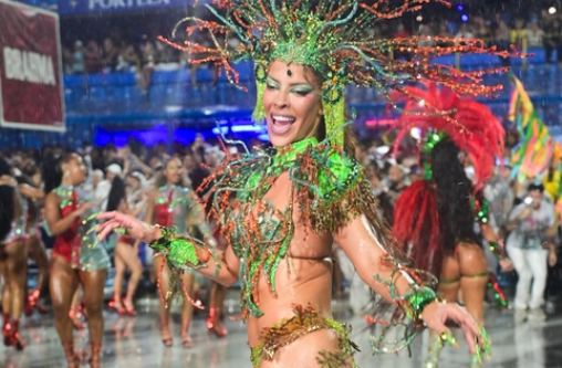 Jaquelline fantasiada na Sapuca&iacute;