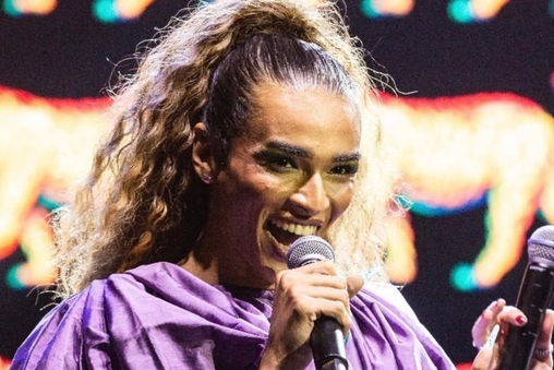 Isis Broken se apresentando