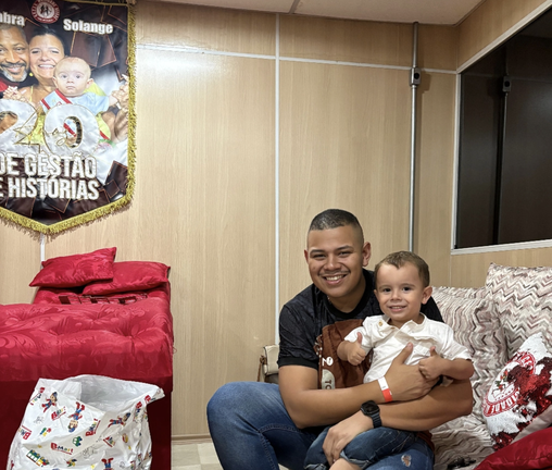 O neto de Solange, com o pai, enquanto brincava no camarim da av&oacute;