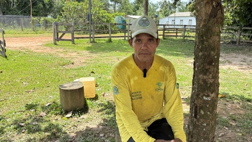 Manoel Maia, o guia, &eacute; extrativista e morador da Reserva Cazumb&aacute;