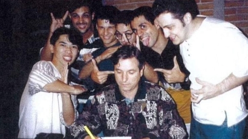 Da direita para esquerda: Bonadio posa com Dinho e outros m&uacute;sicos na juventude