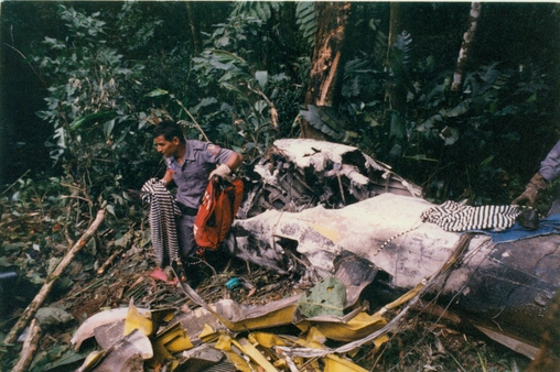  Resgate dos corpos dos integrantes da banda Mamonas Assassinas, que morreram na queda do avi&atilde;o que os trazia, depois de bater na Serra da Cantareira, zona norte da cidade de S&atilde;o Paulo